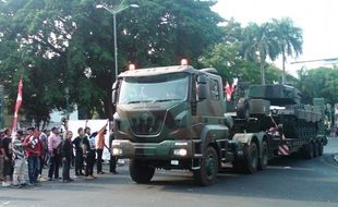 HUT TNI : Konvoi Tank Leopard Diadang Massa di Jogja