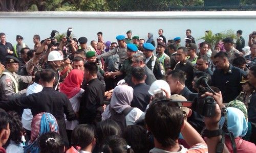 SBY DI JOGJA : SBY Jalan Kaki ke Gedung Agung sambil Bersalaman denga Warga