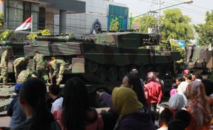 HUT TNI : Tank Leopard Singgah di Sragen, Warga Heboh Berfoto