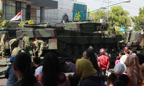 HUT TNI : Tank Leopard Singgah di Sragen, Warga Heboh Berfoto