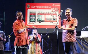 HUT JOGJA : Telkomsel Beri Kado Bus Wisata Domapan