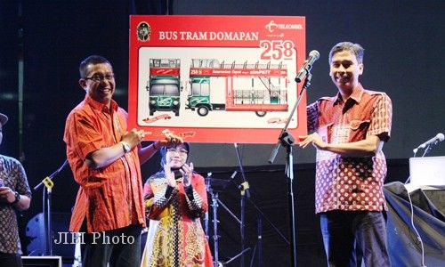 HUT JOGJA : Telkomsel Beri Kado Bus Wisata Domapan