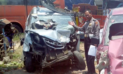 KECELAKAAN AVANZA : Mobil Ini Terguling Tiga Kali, Mobil Ringsek, Tapi Sopir Selamat