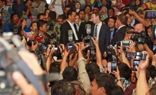 KUNJUNGAN MARK ZUCKERBERG : Posting Foto, Bos Facebook Komentari E-Blusukan Jokowi