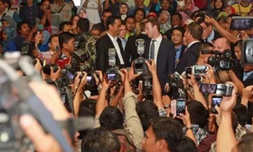 KUNJUNGAN MARK ZUCKERBERG : Posting Foto, Bos Facebook Komentari E-Blusukan Jokowi