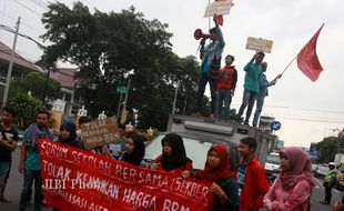 Warga Keluhkan Demo Mahasiswa di Depan UIN Jogja