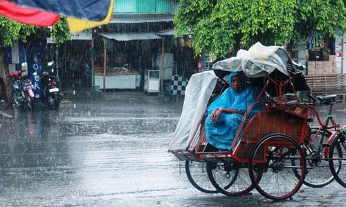 FOTO PENGEMUDI BECAK : Hujan Jadi Sahabat Saat Mencari Rezeki