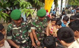 Begini Keakraban Anggota TNI dan Pelajar