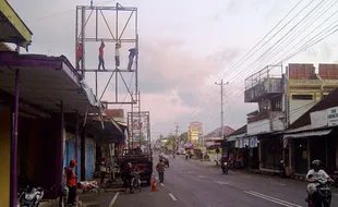 FOTO KESELAMATAN KERJA : Perbaikan Baliho Tanpa Pengaman