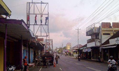 FOTO KESELAMATAN KERJA : Perbaikan Baliho Tanpa Pengaman