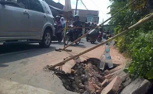 INFRASTRUKTUR SLEMAN : Tergerus Air, Gorong-Gorong Ambles, 1 Tronton Terperosok