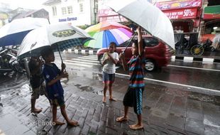 FOTO PEKERJA INFORMAL : Anak-anak Menawarkan Jasa Payung