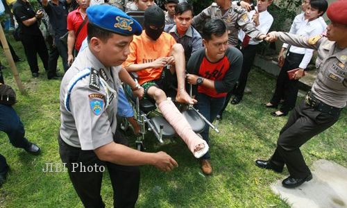 PEMBUNUHAN JANDA : Rekonstruksi, Keluarga Erwina Emosi Lihat Tersangka