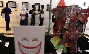 PAMERAN SENI RUPA : Mahasiswa Baru Seni Rupa Murni UNS Pameran Perdana