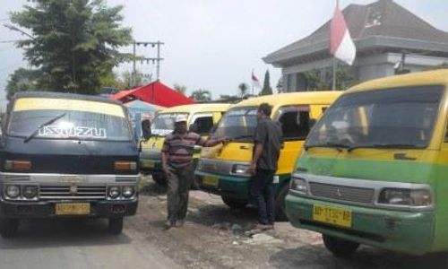 TRANSPORTASI SUKOHARJO : Tarif Angkutan Kendaraan Umum Belum Naik