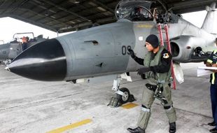 FOTO ALUTSISTA TNI : Skadron Hawk Medan Latihan Maverick