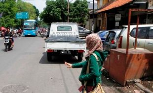 FOTO BATIK SOLO TRANS : Pemilik Mobil di Solo Parkir Sembarangan