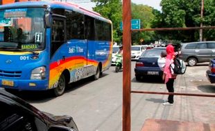 FOTO BATIK SOLO TRANS : Parkir Sembarangan, Mobil Tutup Akses BST