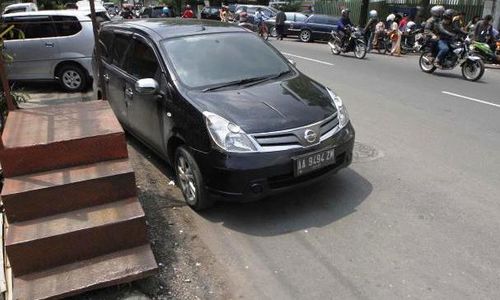 FOTO BATIK SOLO TRANS : Duh, Mobil di Solo Dibiarkan Tutup Akses BST!