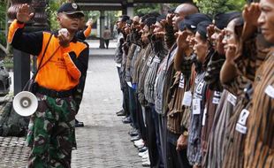 FOTO BINTEK PENGELOLAAN PARKIR 2014 : Juru Parkir Dilatih Beri Hormat