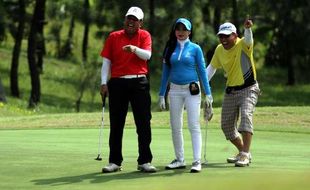 FOTO BISNIS INDONESIA EXECUTIVE GOLF TURNAMENT : Gembiranya Peserta Turnamen Golf Bisnis Indonesia