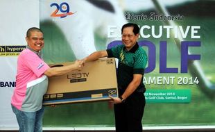 FOTO BISNIS INDONESIA EXECUTIVE GOLF TURNAMENT : Presiden Direktur BCA Menangi Hadiah Undian