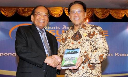 FOTO BISNIS INDONESIA INSURANCE AWARD 2014 : Pemimpin Umum Bisnis Salami Komisioner OJK