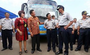 FOTO BUS BANDARA : Bukopin Bantu Damri Biayai Bus Bandara