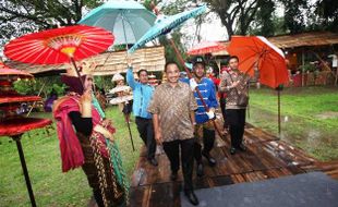 FOTO FESTIVAL PAYUNG INDONESIA : Menteri Pariwisata Hadiri Festival Payung di Solo