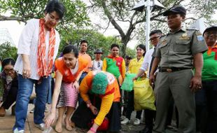 FOTO GERAKAN PUNGUT SAMPAH : Wow, Titiek Puspa Turut Punguti Sampah