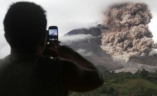 FOTO GUNUNG SINABUNG MELETUS : Begini Awan Panas Gunung Sinabung