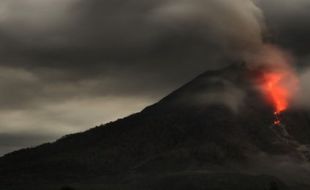 GUNUNG SINABUNG MELETUS : Meletus Lagi, Warga Tidak Panik