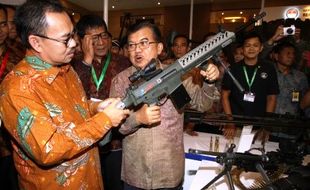 FOTO INDO DEFENCE EXPO 2014 : Jusuf Kalla Angkat Senjata di Kemayoran