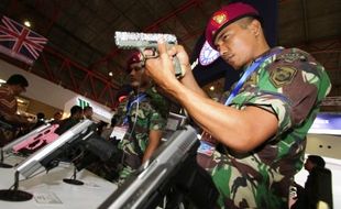 FOTO INDO DEFENCE EXPO 2014 : 700 Perusahaan Ikut Pamer, Ada Pistol Pink