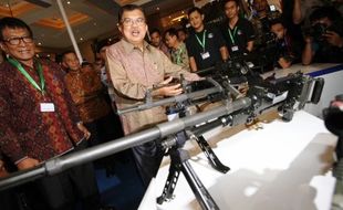 FOTO INDO DEFENCE EXPO 2014 : Senjata Terbaru Pindad di Tangan JK