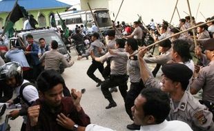 FOTO JOKOWI PRESIDEN : Begini Polisi Hadapi Pendemo Presiden Jokowi