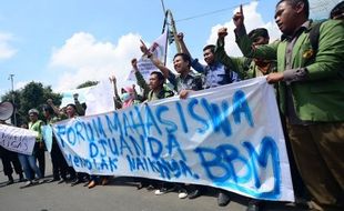 FOTO KENAIKAN HARGA BBM : Forum Mahasiswa Djuanda Demo di Pintu Tol