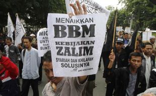 FOTO KENAIKAN HARGA BBM : HTI Khawatir Harga BBM Sengsarakan Rakyat