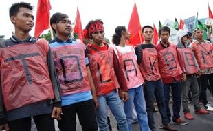 FOTO KENAIKAN HARGA BBM : Jaringan Mahasiswa Pejuang Demo di Grahadi