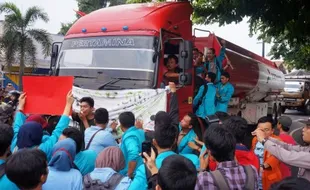 FOTO KENAIKAN HARGA BBM : Mahasiswa UMS Sandera Truk Tangki BBM