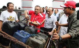 FOTO KENAIKAN HARGA BBM : Pertamina Pamer BBM Bersubsidi untuk Nelayan