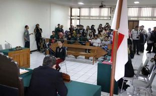 FOTO POSTING PATH HINA JOGJA : Flo Sidang Perdana Tanpa Pengacara