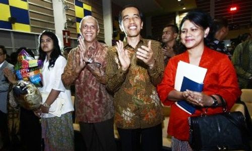 FOTO PRESIDEN JOKOWI : Ini Tampilan Jokowi saat Wisuda Kaesang