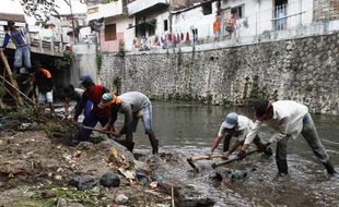 PENCEMARAN SOLO : BLH: Seluruh Sungai Di Solo Tercemar Sampah Rumah Tangga