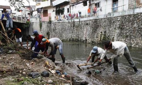 PENCEMARAN SOLO : BLH: Seluruh Sungai Di Solo Tercemar Sampah Rumah Tangga