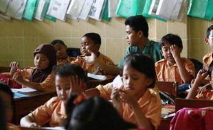 FOTO SEKOLAH INKLUSI : Guru Bantu Siswa Berkebutuhan Khusus