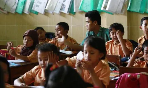 FOTO SEKOLAH INKLUSI : Guru Bantu Siswa Berkebutuhan Khusus