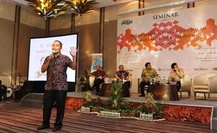 FOTO SEMINAR PERAN LEMBAGA PEMERINTAH : Pemred Bisnis Indonesia Bicara Stabilitas Ekonomi