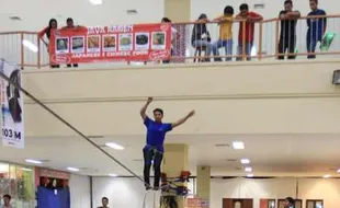 FOTO SLACKLINE DI MAL : Pengunjung Terpukau Aksi Slackline di Mal