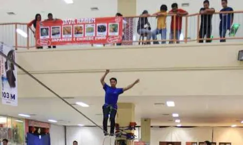 FOTO SLACKLINE DI MAL : Pengunjung Terpukau Aksi Slackline di Mal